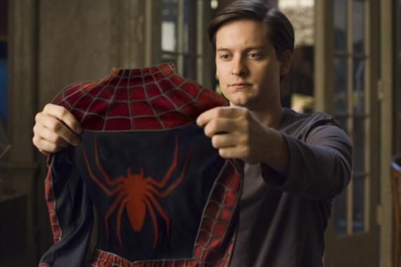 spider-man_2_tobey_maguire_looking_at_costume_01.jpg
