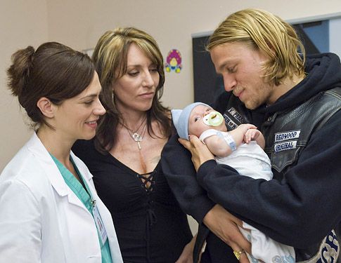 sons_of_anarchy_tv_show_image_maggie_siff_katey_sagal_charlie_hunnam_01.jpg