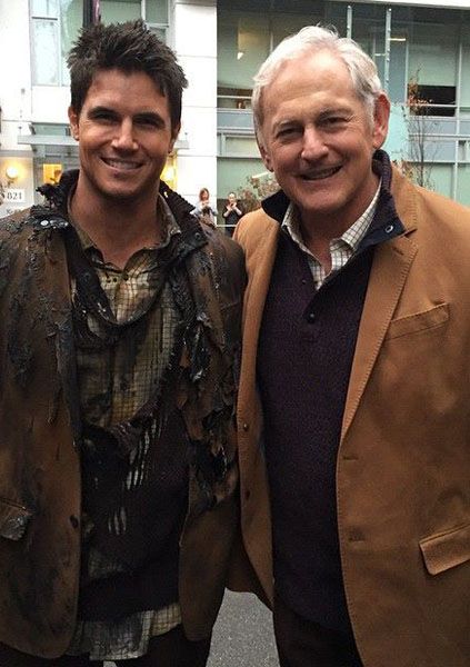 the-flash-robbie-amell-victor-garber-set