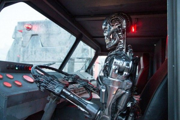 terminator-genisys-exoskeleton-driving