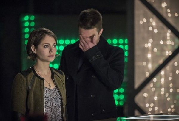 arrow-caption-this-oliver-thea-image