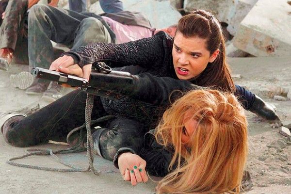 barely-lethal-hailee-steinfeld-jessica-alba