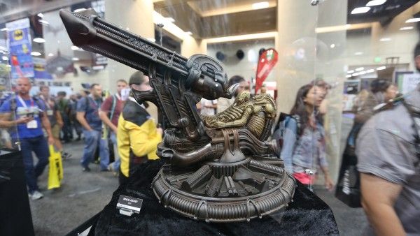 alien-hot-toys-sideshow-collectibles-booth-picture-comic-con