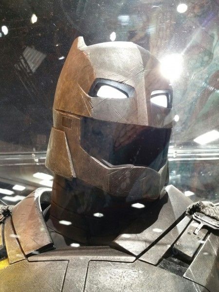 batman-v-superman-armor-helmet-image-comic-con