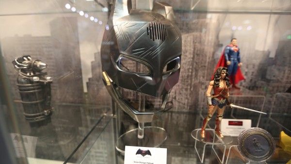 batman-vs-superman-voice-changer-helmet (1)
