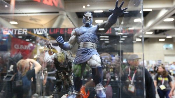 darkseid-hot-toys-sideshow-collectibles-booth-picture-comic-con (47)