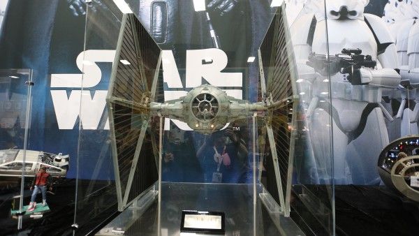 tie-fighter-hot-toys-sideshow-picture (3)