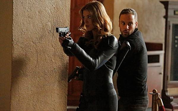 Agents Of Shield Season 5 Cast Welcomes Back A Former Agent Agents Of Shield Season 5 Cast Welcomes Back A Former Agent