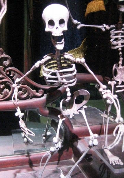 corpse-bride-underground-bar-skeletons-05