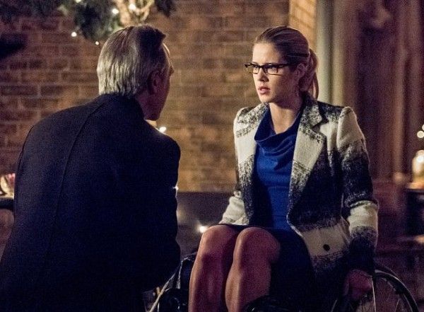 arrow-cast-image-sins-of-the-father-tom-amandes-emily-bett-rickards