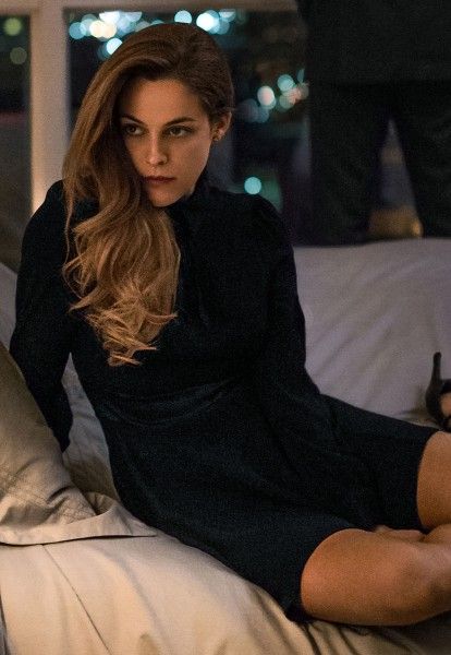 the-girlfriend-experience-riley-keough-02