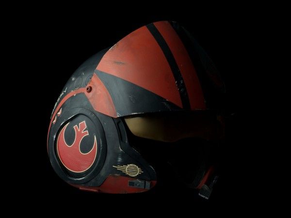 star-wars-prop-replica-poe-dameron-helmet-1