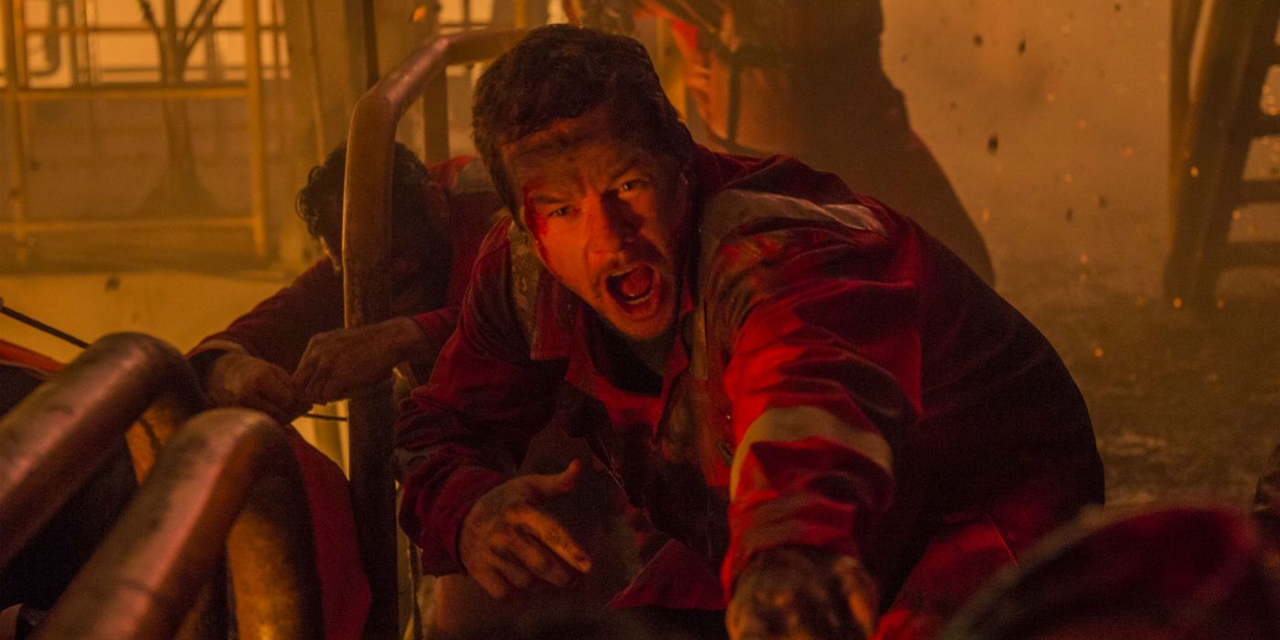 Mark Wahlberg tend la main à quelqu'un dans Deepwater Horizon