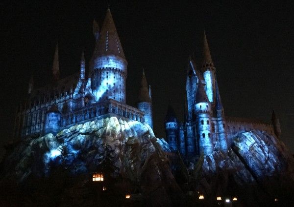 nighttime-lights-at-hogwarts-castle-02