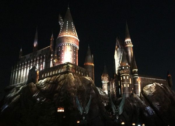 nighttime-lights-at-hogwarts-castle-25