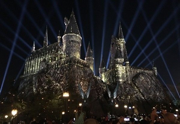 nighttime-lights-at-hogwarts-castle-30