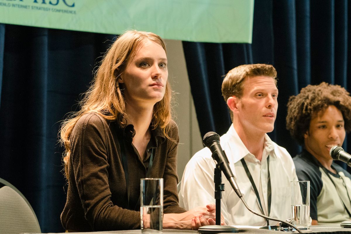 halt-and-catch-fire-season-4-mackenzie-davis-image-2