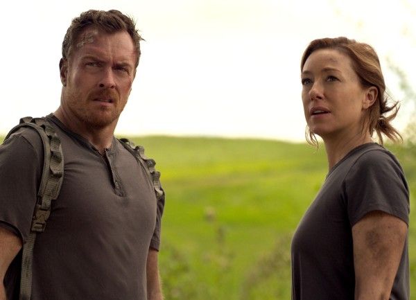 lost-in-space-toby-stephens-molly-parker-02
