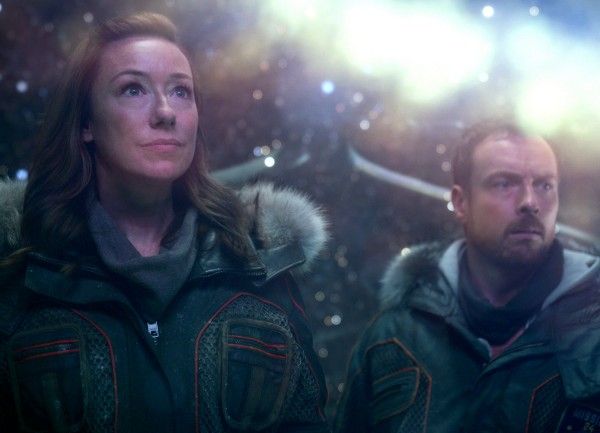 lost-in-space-toby-stephens-molly-parker-04