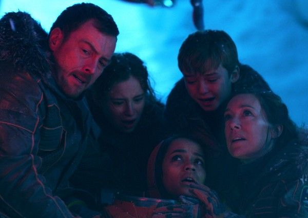 lost-in-space-toby-stephens-molly-parker-maxwell-jenkins-mina-sundwall-taylor-russell