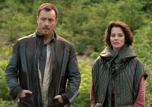 lost-in-space-toby-stephens-parker-posey
