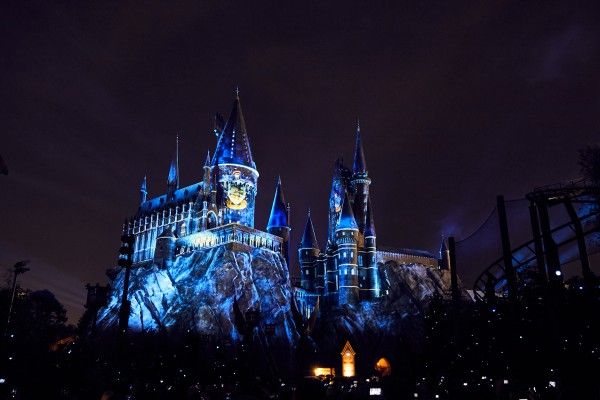 universal-orlando-nighttime-lights-at-hogwarts