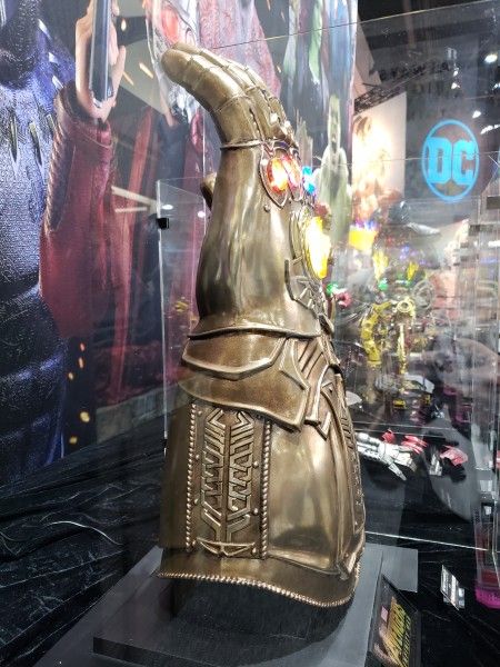 infinity-gauntlet-sideshow-collectibles-3
