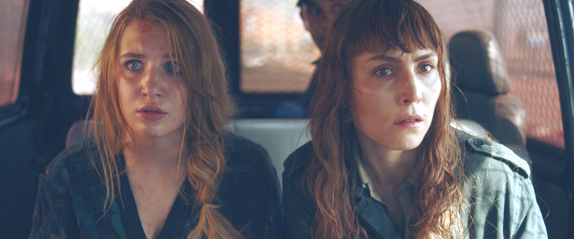 close-sophie-nelisse-noomi-rapace