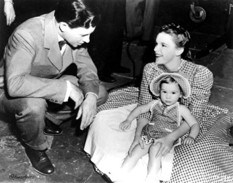 judy-garland-on-set