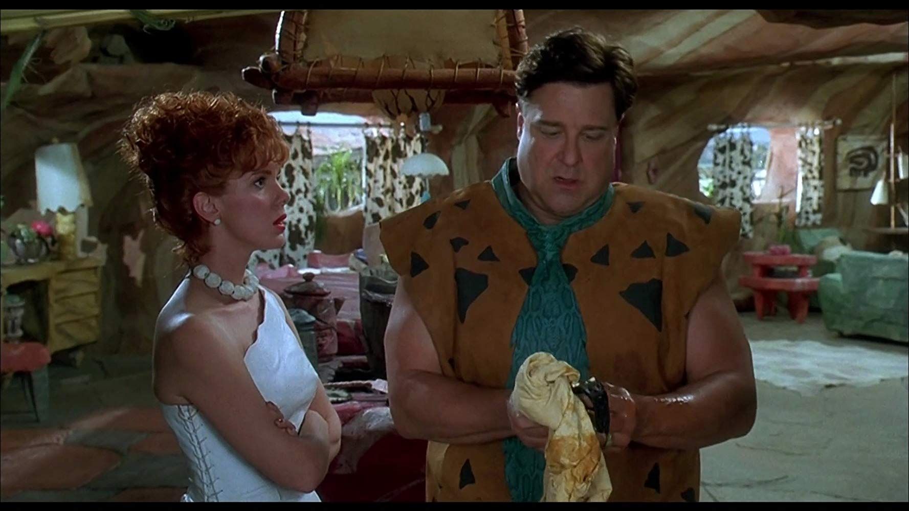 Elizabeth Perkins e John Goodman no filme de 1994 Os Flintstones