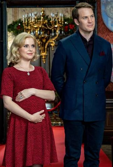 A Christmas Prince 3 Stars Rose Mciver Ben Lamb On The Netflix Franchise Ben Lamb A Christmas Prince