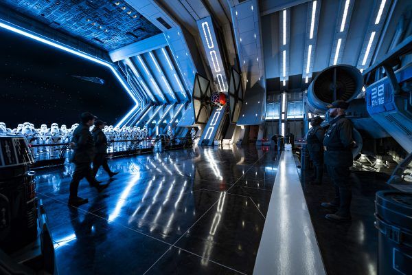 star-wars-rise-of-the-resistance-ride-image-stormtrooper-room