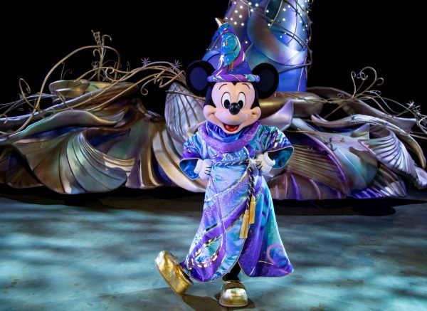 magic-happens-parade-mickey-mouse