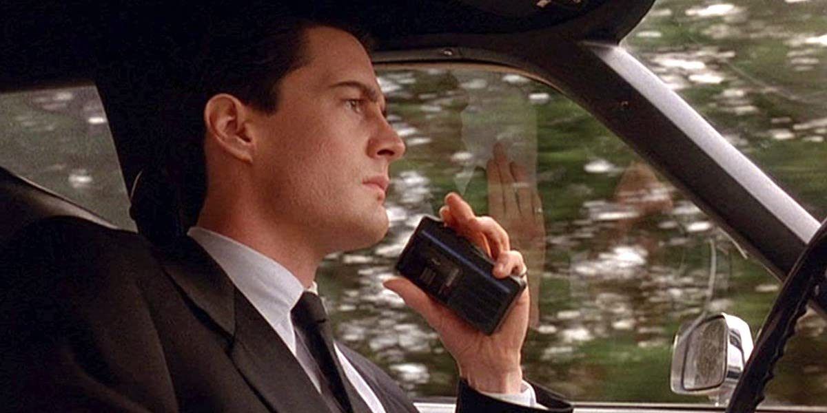 twin-peaks-pilot-kyle-mclachlan-dale-cooper-social