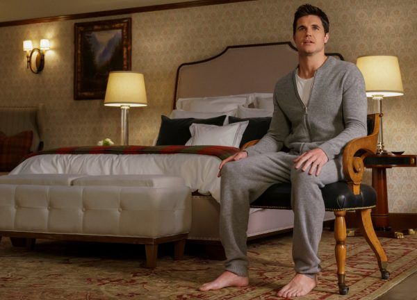 upload-robbie-amell