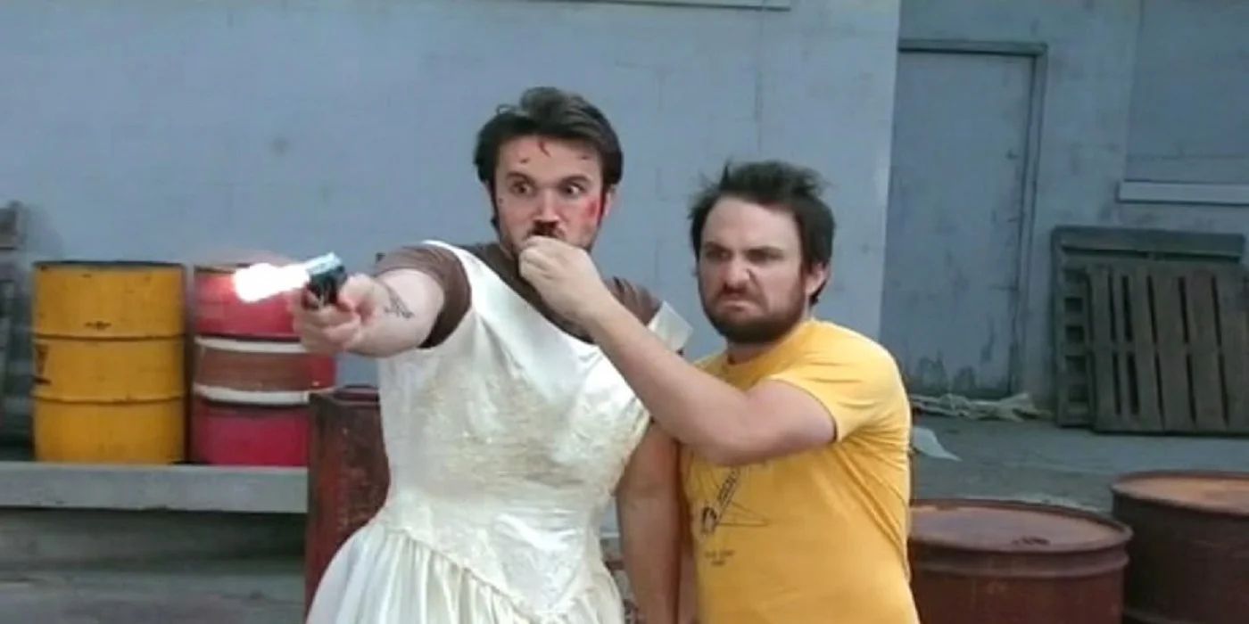 Mac usando um vestido de noiva disparando uma arma com Charlie em It's Always Sunny