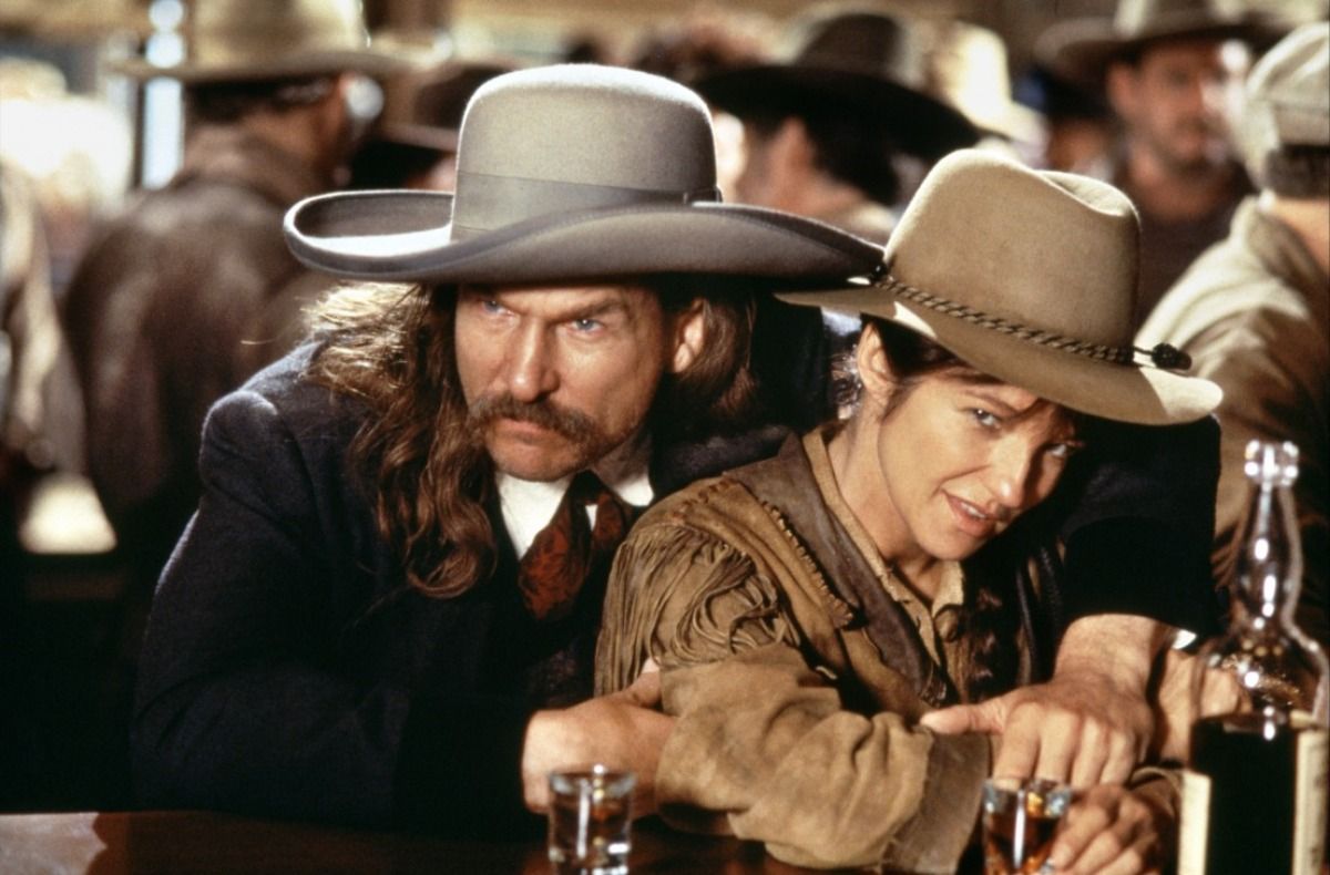 Jeff Bridges as Bill Hickok drinks with Ellen Barkin as Calamity Jane in Wild Bill 