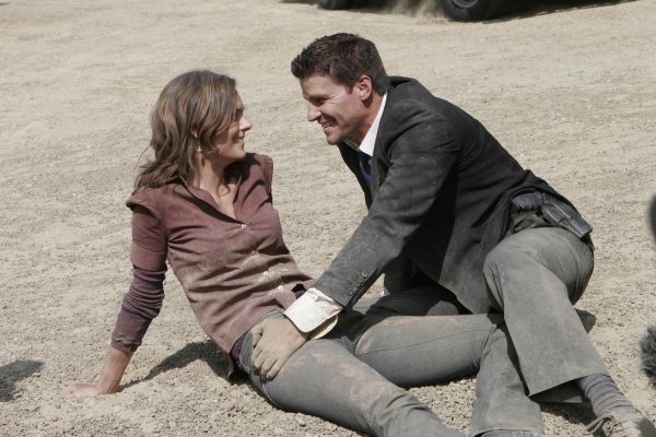 bones-emily-deschanel-david-boreanez