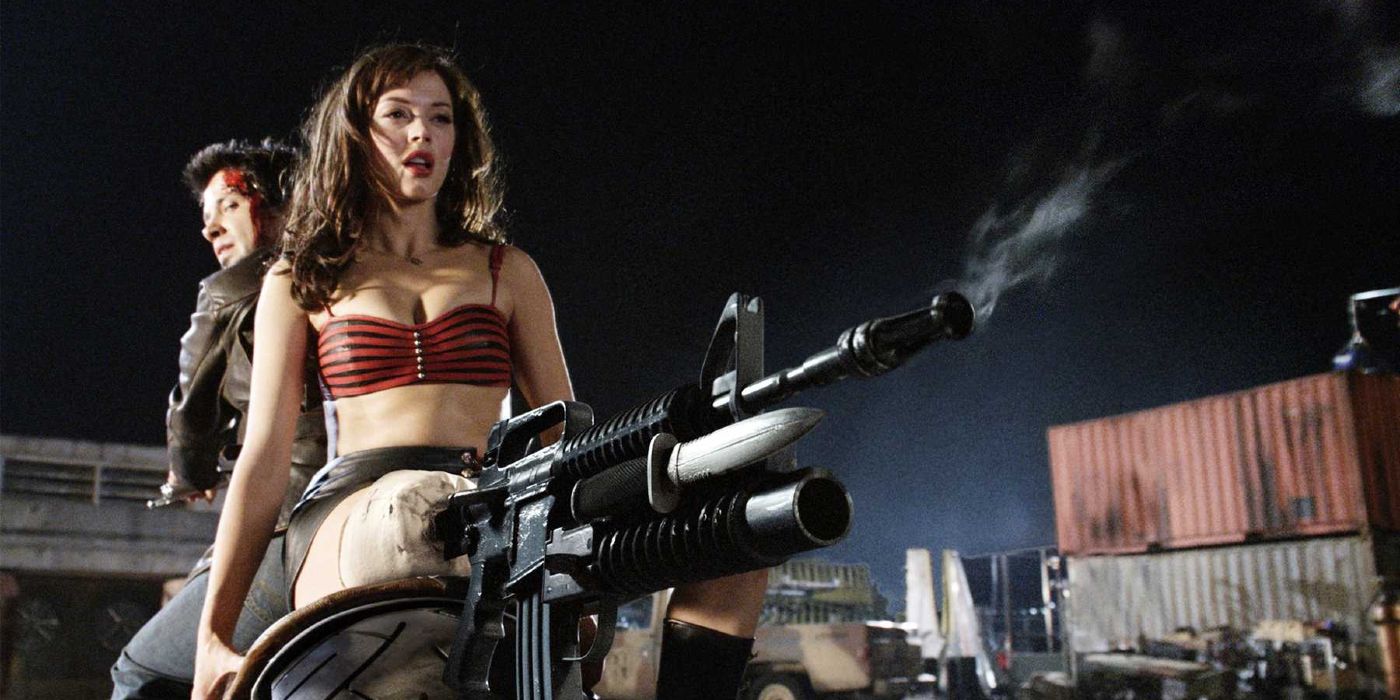 Rose McGowan com uma perna de metralhadora em Planet Terror