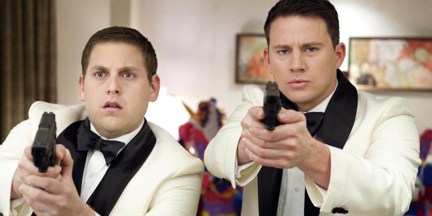 Jonah Hill and Channing Tatum as Schmidt and Jenki aiming guns in the same direction in 21 Jump Street.