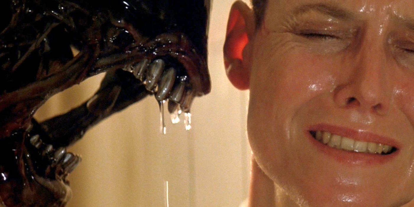 Sigourney Weaver face to face with a Xenomorph in Alien 3