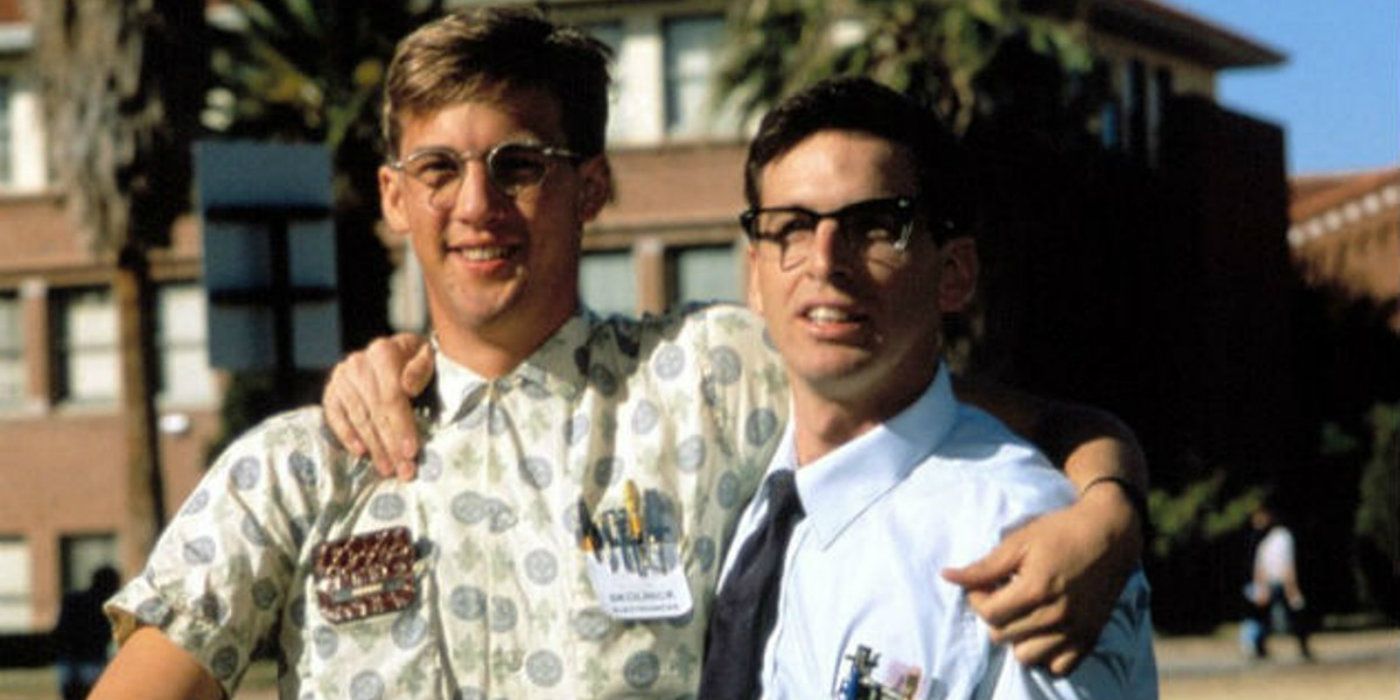 Robert Carradine and Anthony Edwards as Lewis Skolnik and Gilbert Lowe arms around each other in Revenge of the Nerds