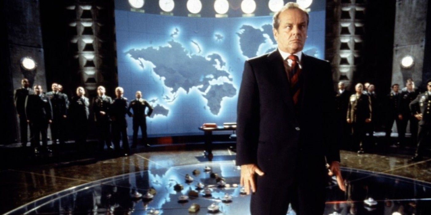 Jack Nicholson sebagai Presiden James Dale berdiri di depan peta dunia dalam 'Mars Attacks' karya Tim Burton
