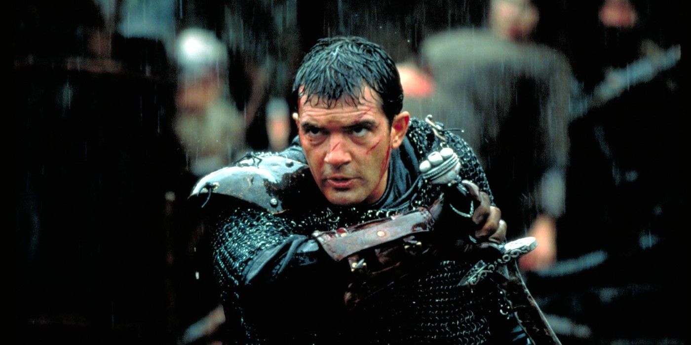 Antonio Banderas unwielding a sword in the battlefield in The 13th Warrior.