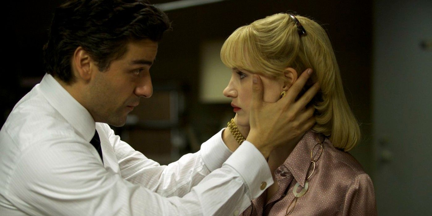 Oscar Isaac holding Jessica Chastain's face with both hands in A Most Violent Year