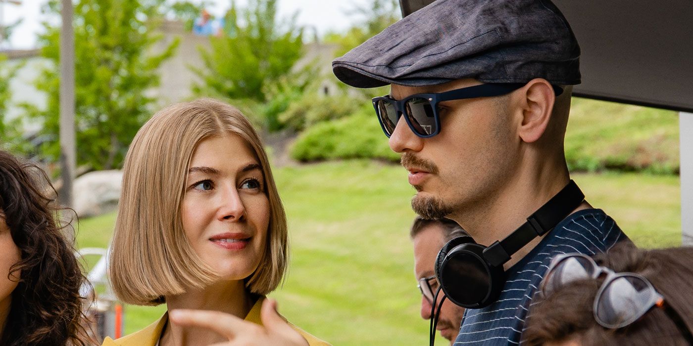 Rosamund Pike a J Blakeson on the Set of I Care a Lot