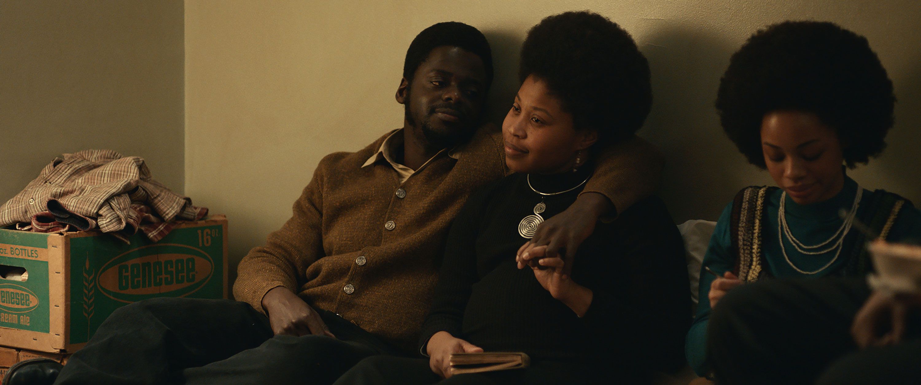 Daniel Kaluuya dan Dominique Fishback di Yudas dan Mesias Hitam