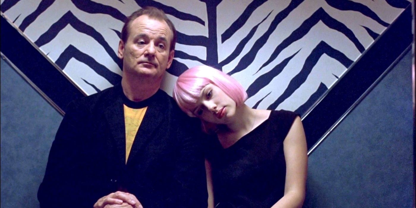 بيل موراي في دور بوب هاريس وهو يريح سكارليت جوهانسون في دور شارلوت في فيلم Lost in Translation