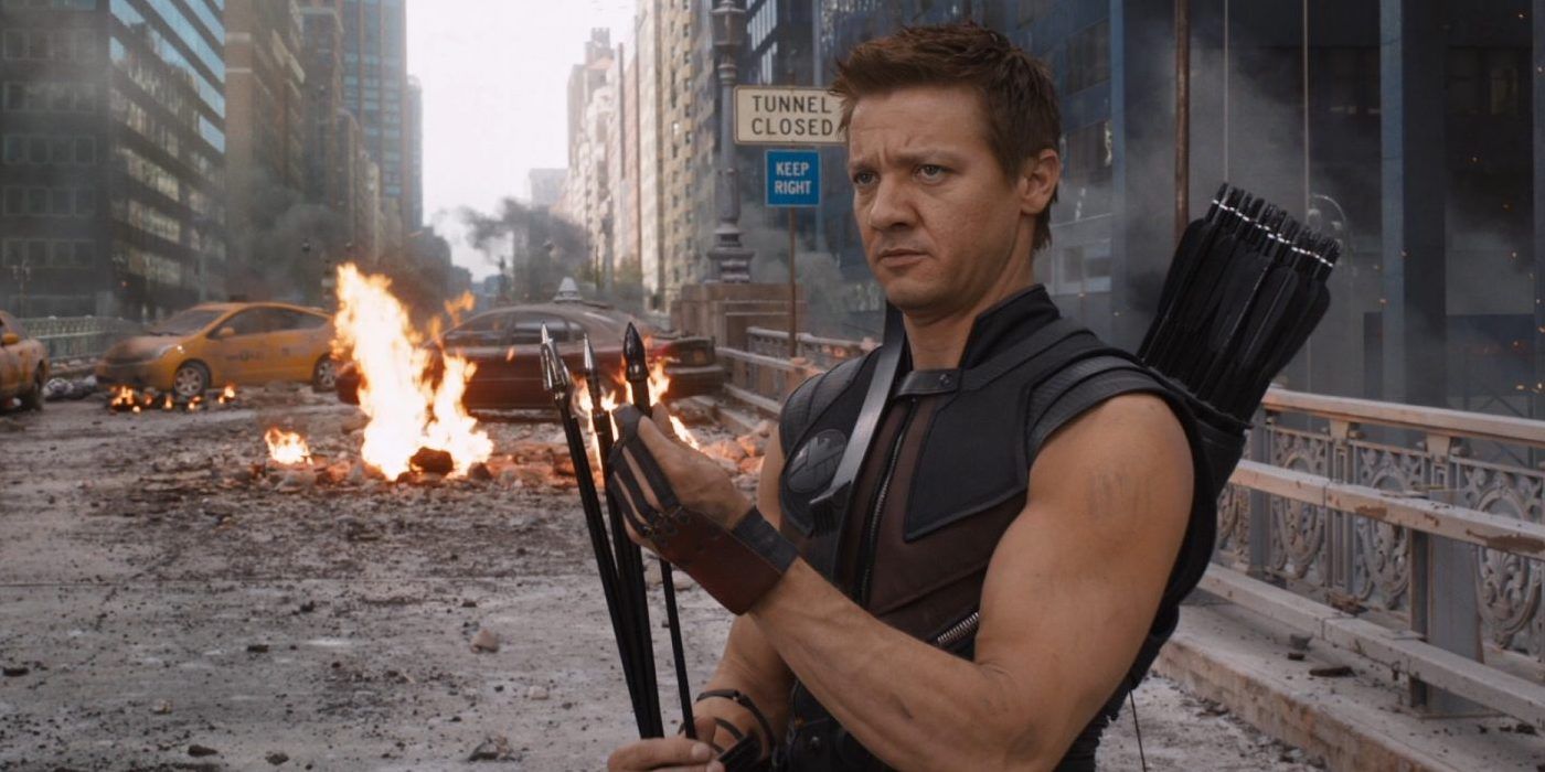 Hawleye holding his arrows while standing in a wrecked bridge in The Avengers.