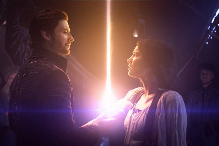 https://static1.colliderimages.com/wordpress/wp-content/uploads/2021/03/Shadow-and-Bone-Jessie-Mei-Li-Ben-Barnes-image.jpg?q=50&fit=crop&w=750&dpr=1.5